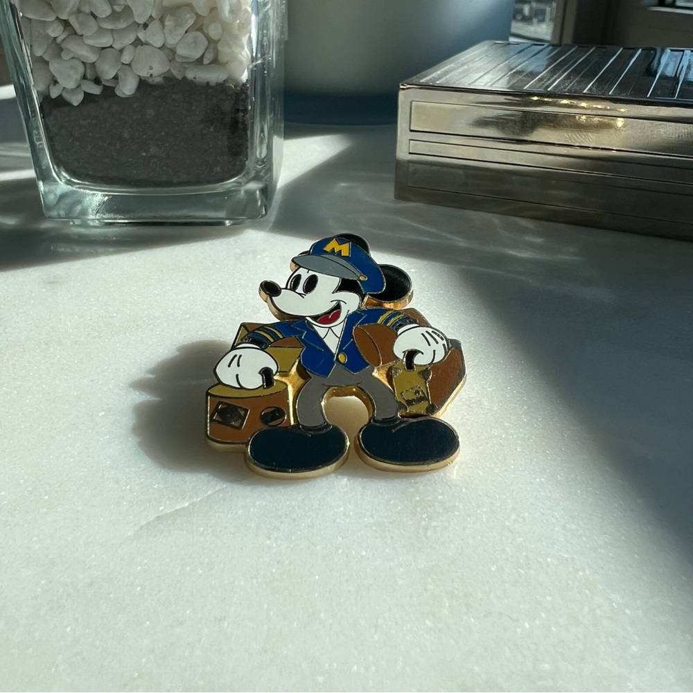 DISNEY Mickey Mouse Pin